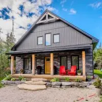 Cozy Retreat w Hot Tub Bruce Peninsula, hotel em Stokes Bay