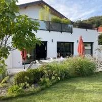 Logement avec hammam - 130 m2 et jardin - Terre de Cocon、Perrignierのホテル