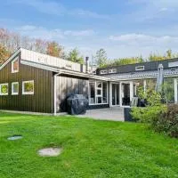 Stunning Home In Knebel With 3 Bedrooms, Swimming Pool And Wifi, hotelli kohteessa Knebel