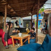 12 Monks - Beachfront Hostel, готель в Арамболі