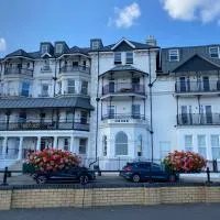 One Double bedroom with en-suite bath and shower and a separate toilet at the Royal - Homestay not Hotel, hotel din Bognor Regis