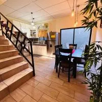 Bambú Family House, AC, WiFi, near Metrocentro Mall, hotel Santa Anában