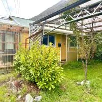 Alpine House with Stunning Mountain Views, 1 Bedroom, Sleeps 6, Near Road & Rail Loft & Bunks، فندق في Otira