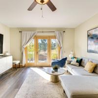 Condo with Balcony More Than 2 Mi to Angel Fire Resort!，天使火城天使之光機場 - AXX附近的飯店