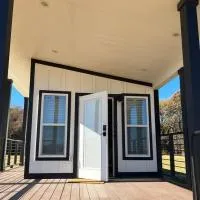 Texoma Getaway - Tiny House on a Pharm, hotel din Cartwright