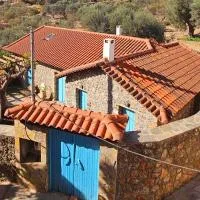 Peloponnese Hideout - Traditional stone house, hotell sihtkohas Akrata