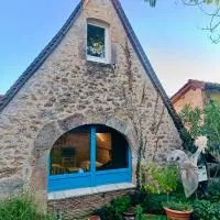 La Terrasse Bleue, havre de paix avec vue sur le Célé, à 15 min de Figeac، فندق في Corn