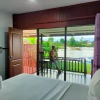 Lao Long Riverside and Budget Garden Guesthouse, Hotel in Ban Khon