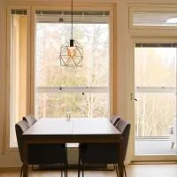 Modern 2-Bedroom Apartment with Sauna, Forest View & Parking, hotel in Espoo