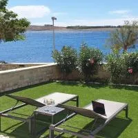 Beachfront deluxe apartment – hotel w mieście Povljana