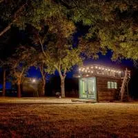 Elegant Container Tiny House Yellow & Blue, hotel in Waco
