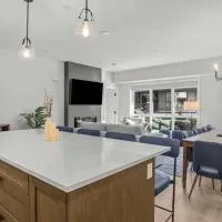 Outdoor heated pool and hot tub Stunning 3Bd sanctuary, ξενοδοχείο σε Dead Man's Flats