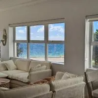 Newly Remodeled Luxury Beachfront 2-Bedroom Condo, hotel u gradu Friport