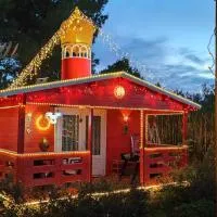 Albacete में, होटल Refugio madera estilo árabe con estatuas, estanques y un pequeño zoo