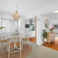 Vincentia Beach Bungalow by Book Jervis Bay - Your Coastal Escape, хотел в Винсентия