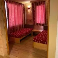 Appartement aux Coches skis aux pieds, hotel a Les Coches