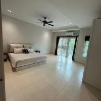 Raub Newly French Style Homestay劳勿全新民宿-靠近榴莲园, хотел в Рауб