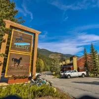 Horsethief Lodge by StayIn, hotel u gradu 'Panorama'