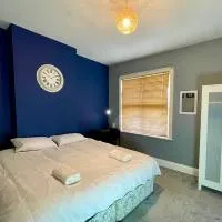 Stylish 3-Bedroom Home!, hotel u gradu Bedvort