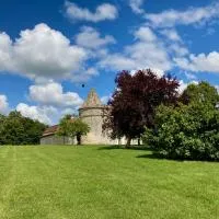 Chambres d'hôtes au Château de Gandillac โรงแรมในSaint-Martial-Viveyrol