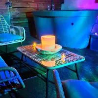 Maison Plus Belle La Nuit avec jacuzzi et jardin privé clim, hotel u gradu Aloš