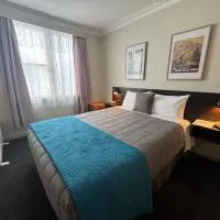 The Eagle, hotel u gradu 'Bluff'