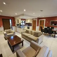 7 Clos Na Feirme Four Bedroom House With Hot Tub, hotel sa Galway
