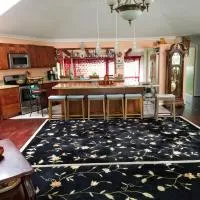 Fully renovated 4 bd with 2 master suits, 3 bth home in centralized location, hotel em Keaau