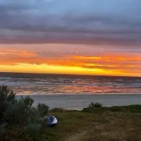 BEACH Living - “A bit of Mykonos near Mordialloc!”, Hotel in Aspendale