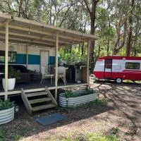 Alice & Elvis, Crescent Head, Retro Caravans with Deck, Bathroom & Outdoor Bath in a Bush Setting near the Beach, hotel em Crescent Head