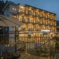 汶川醉语山房温泉民宿: Wolongguan şehrinde bir otel