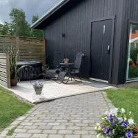 Nybyggt -med spabad, bastu och nära stor badstrand โรงแรมในKungsör