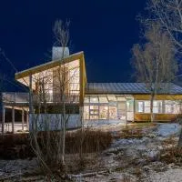 Elegant 4BR villa with great views and location、トロムソにあるトロムソ・ラングネス空港 - TOSの周辺ホテル