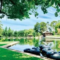 Fonty's Pool Caravan Park and Chalets, хотел в Манджимап