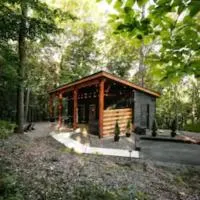 The Hillside Retreat - Cozy container home with Hot tub and Fire pit、ローガンのホテル