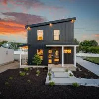 Modern Style Loft Near Canyon RSL and Expo, хотел в Санди