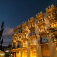 Hotel El Castello, מלון בלה