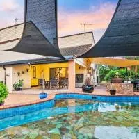 Tranquil Townhouse HUGE Pool & Golf Course views, hotel v mestu Casuarina