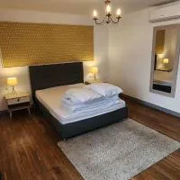 Renovated House with 4 Private Suites, hotel Saint-Germainben