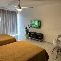 Habitación 17 a unos pasos de la playa Las Brisas, hotel en Manzanillo