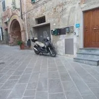 Il paradiso sotto le nuvole, hotell i Peccioli