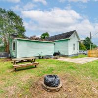 1 Mi to Stadium Home with Porch in Greenville!, hotel poblíž Pitt-Greenville Airport - PGV, Greenville