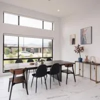 Bright and Chic House at Throsby with 4 Bedrooms, готель у місті Harrison