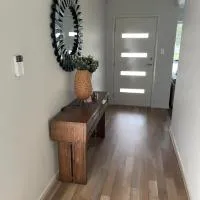 Modern Four Bedroom Holiday Home Available in Deebing Heights: Loamside şehrinde bir otel