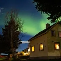 Traditional Arctic Farmhouse、Sørlenangenのホテル