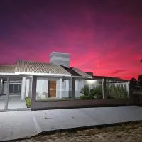 Casa de Praia Com Piscina Aquecida, hotelli kohteessa Pinheira