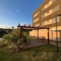 Apartamento Confortável em Campo Largo, Perto de Hospitais, BRs e Outlet City com Lava e Seca, hotel di Campo Largo