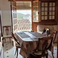 Ático en el casco histórico con increibles vistas de montaña, hotelli kohteessa Higueruelas