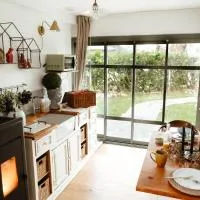 Ma cabane à oiseaux avec bain Nordique en supplément، فندق في سان ميدارد-أون-جال