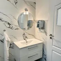 Modern Quiet Apartment - 3min Cluj Airport, hotel i Dezmir